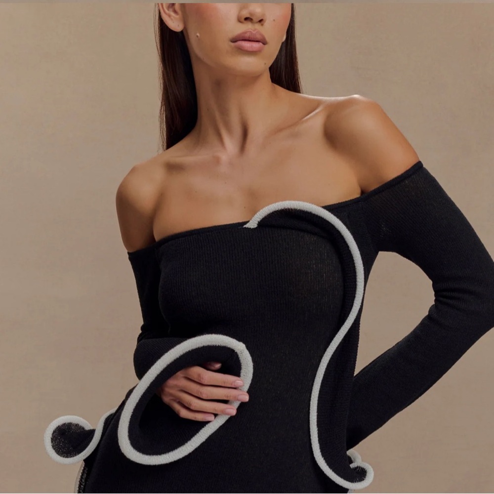 MESHKI Sandrine Off Shoulder Knit Maxi Dress
- Black/White Large